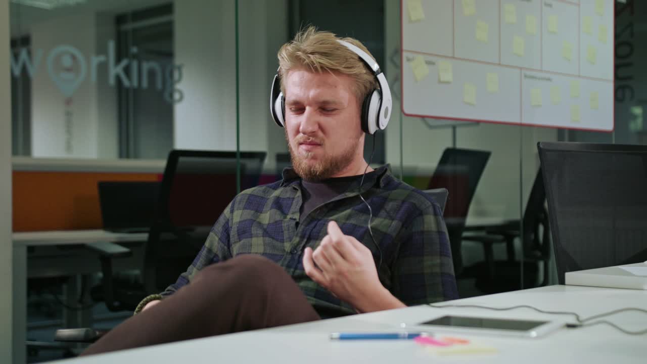 un joven escuchando música en el interior