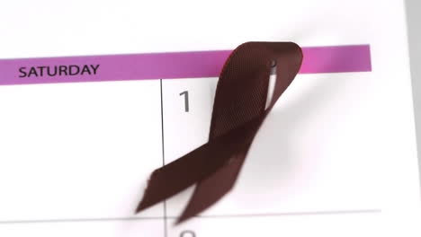 símbolo de cinta roja para ayudas que caen en un calendario