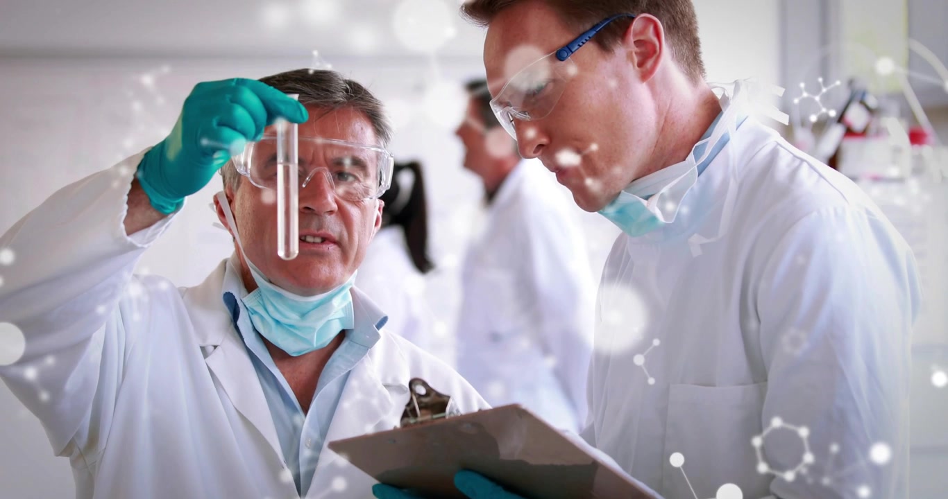 Anziano che solleva una provetta ispezionando un campione mentre il più giovane annota i dati, con molecole che fluttuano in laboratorio.