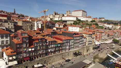 Vista-Aérea-De-Porto-Con-El-Famoso-Puente-Dom-Luis-I,-El-Río-Duero-Y-Las-Casas-De-Ribeira