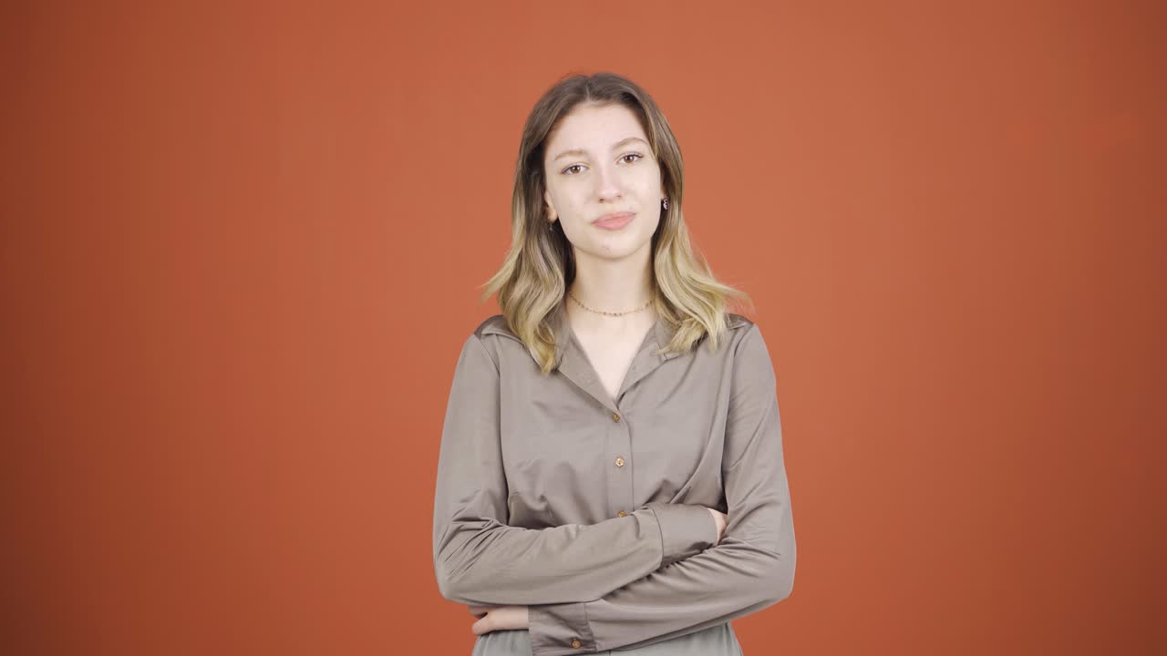 그녀가 들은 소식을 좋아하고 승인한 젊은 여성.