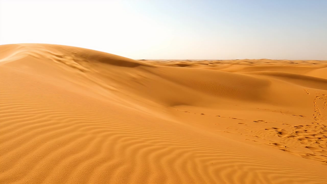 Vento che soffia sabbia su dune dorate del deserto