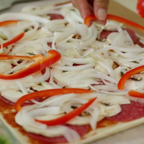 mujer hacer una sabrosa pizza casera tradicional