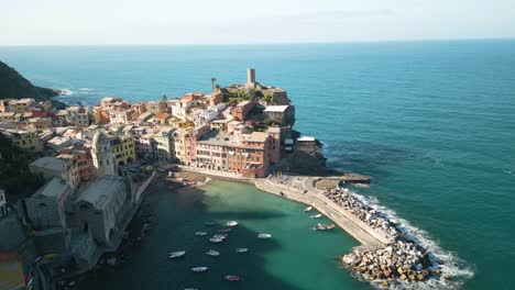 hermosa toma en órbita por encima de vernazza, cinque terre italia