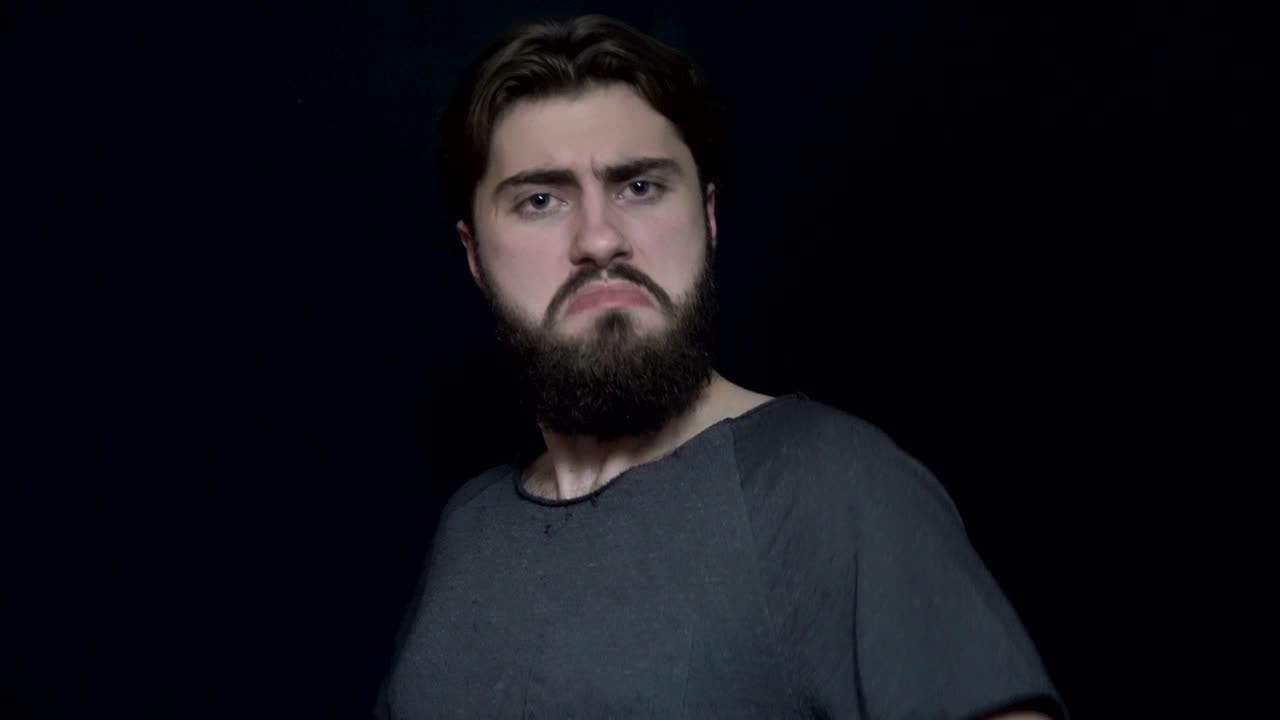 primer plano de un hombre con una expresión seria