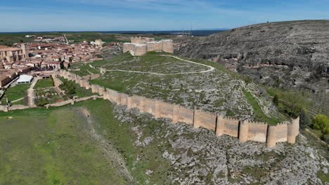 Vista-Aérea-Por-Drones-Del-Castillo-De-Berlanga-De-Duero-Y-Del-Pueblo-Medieval,-Soria,-España