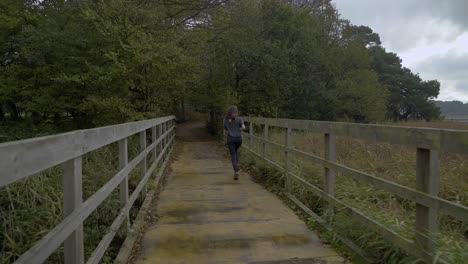 corredora corriendo por el bosque
