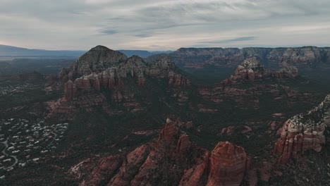 Sandsteinfelsen-Und--kuppen-In-Sedona,-Arizona-Bei-Sonnenuntergang---Drohnenaufnahme