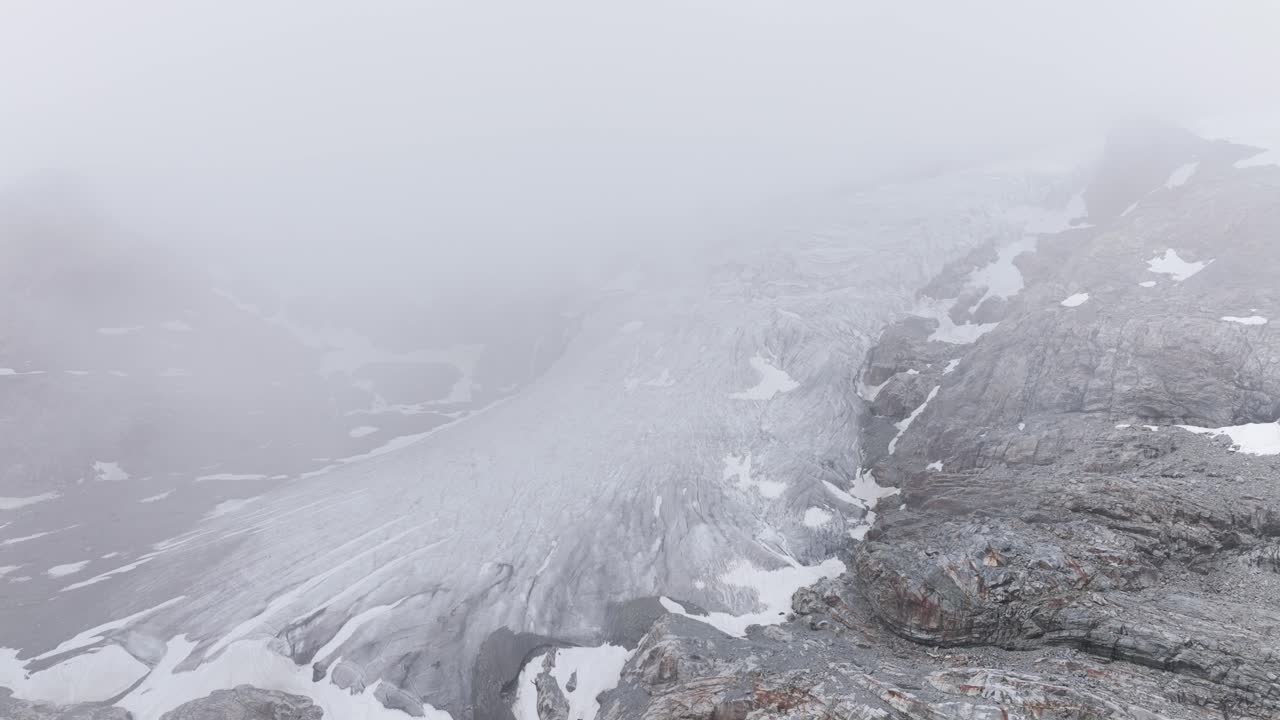 ледник феллариа покрыт туманом в летний сезон, вальмаленко в италии