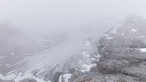 el glaciar fellaria envuelto en niebla durante la temporada de verano, valmalenco en italia