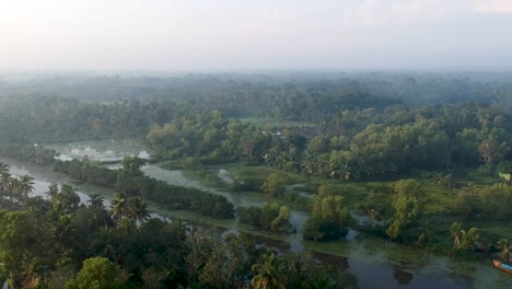 Río-En-Asia,pueblo-Remanso,manglares,amanecer,niebla,riego,barco,transporte-,niebla,toma-Aérea