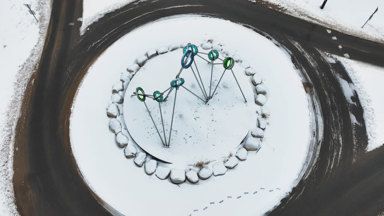 새로운 랜드마크를 둘러싼 파랄락스 회전으로 높은 각도 시각