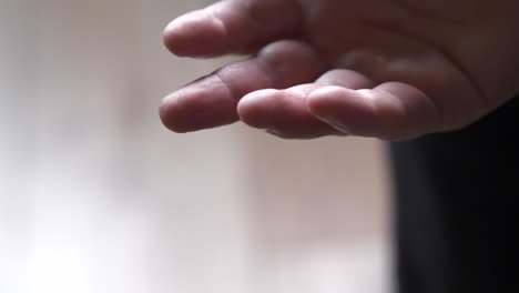 cerca de la mano con el anillo de bodas caer en el suelo estático en el interior