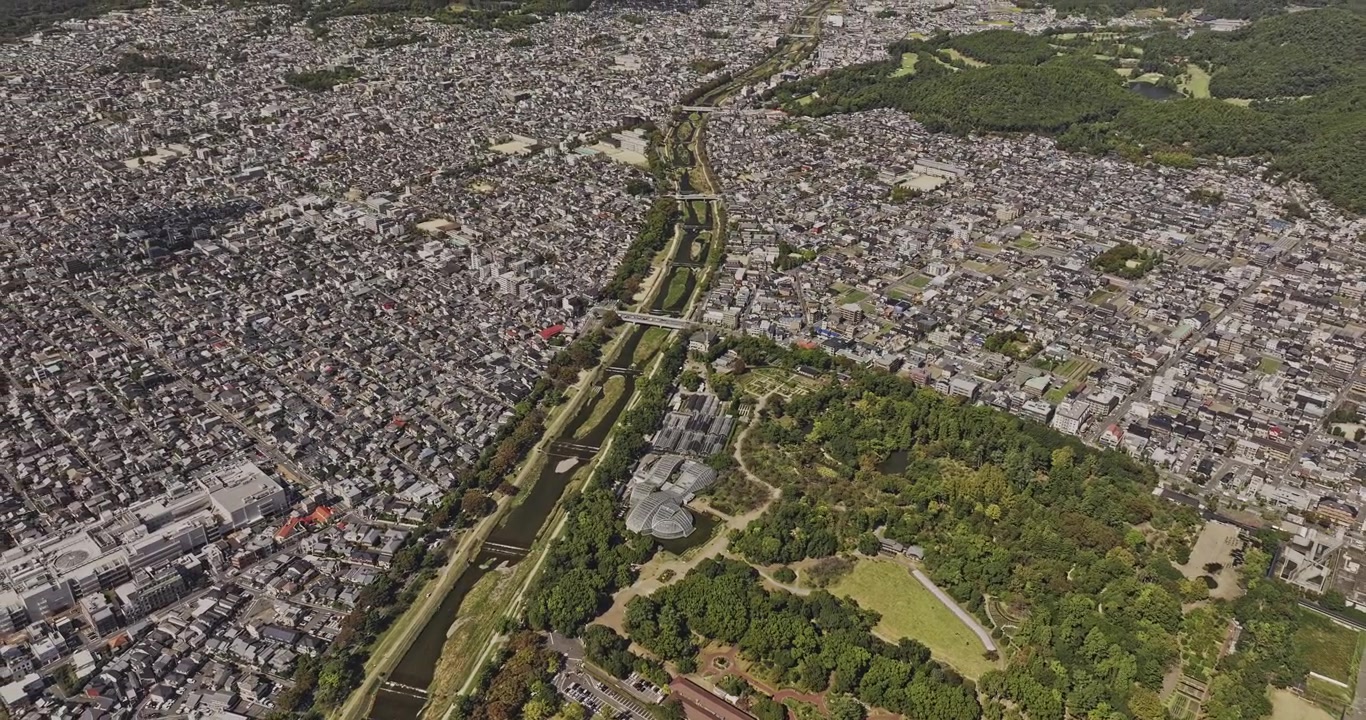 Quioto, Japão. Vista aérea v69 em órbita elevada com perspectiva de olho de pássaro sobre Shimogamo Hangicho e o Rio Kamo, revelando os bairros de Sakyo e Kita emoldurados por montanhas. Filmado com Mavic 3 Pro Cine - 8 de outubro de 2023.