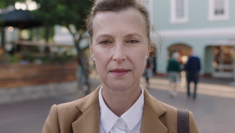 Retrato-De-Una-Elegante-Mujer-De-Negocios-Madura-Que-Mira-Seriamente-La-Cámara-Con-Una-Elegante-Chaqueta-De-Traje-En-La-Ciudad