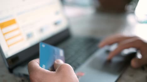 hombre usando tarjeta de crédito para compras ocasionales en computadora portátil, pago web, comercio electrónico de tecnología