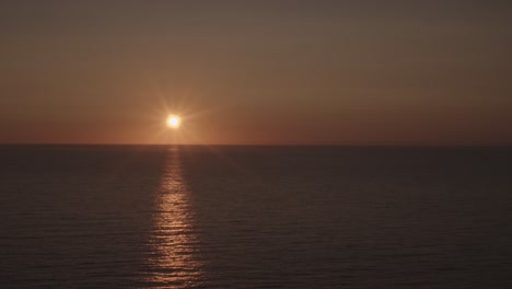 time-lapse de la puesta de sol sobre el mar en new quay en gales, reino unido