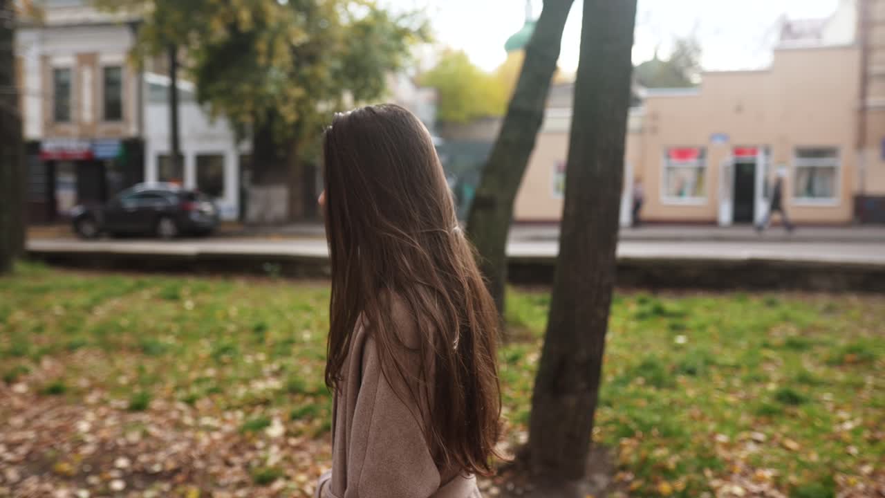 mujer caminando en el parque de la ciudad de otoño