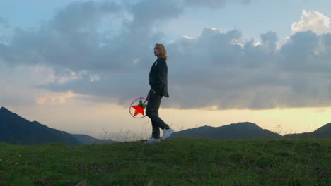 Toma-En-Cámara-Lenta-De-Una-Mujer-Celebrando-El-Festival-Del-Medio-Otoño-Al-Atardecer