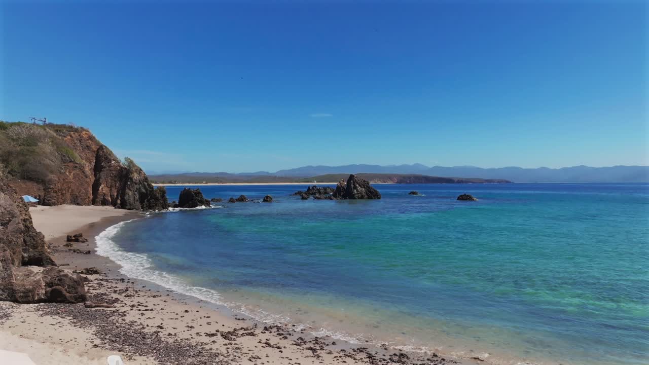 la morita 해변은 물결이 낮을 때 푸르키즈색, 크리스탈 은 물,  모래 및 바위 해안으로 산호초와 함께 스노클링 피난처, 테나카티타, 멕시코.