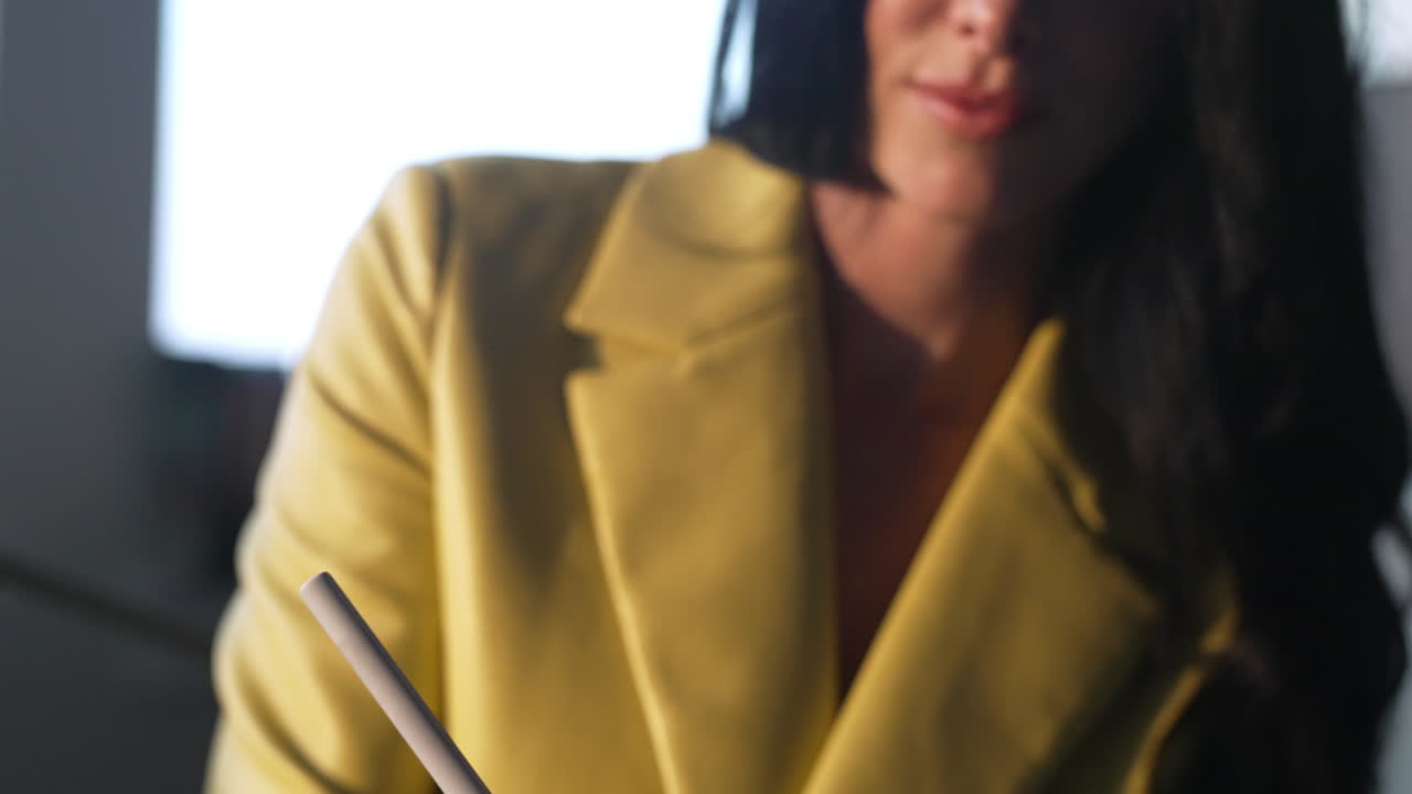 joven empresaria emprendedora escribiendo en una tableta digital en casa: lluvia de ideas, creatividad, contemplación, trabajo desde casa concepto, mujer y tecnología