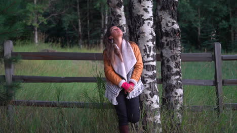 Filmische-Weibliche-Frauen,-Model,-Schauspielerin,-Süßes-Outfit,-Jacke,-Dunkelbraunes-Haar,-Pose-Neben-Hohem-Zaun,-Espenbäume,-Später-Nachmittag,-Denver,-Evergreen,-Colorado,-Sommer,-Sonnenuntergang,-Goldene-Stunde,-Handheld,-Folgen