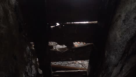 agujero de madera en ruinas en una pared exterior
