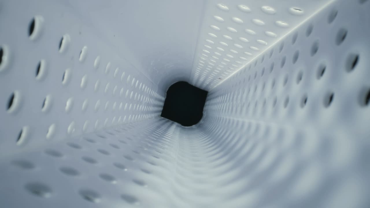 viajando a través del corredor de paso del túnel de la nave espacial blanca, 2 clips separados