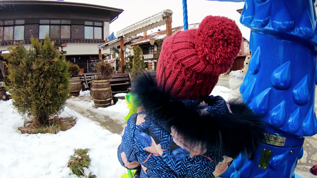 카루셀 의 좌석 에 있는 작은 소녀 가 카루셀 에 타고, 느린 동작