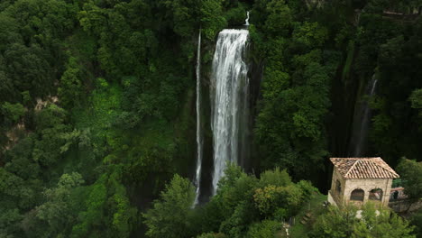 Hermosa-Vista-De-Las-Cataratas-Marmore-Con-Una-Exuberante-Vegetación-Circundante,-La-Cascada-Artificial-Más-Alta-Del-Mundo-En-La-Región-De-Umbría,-Italia