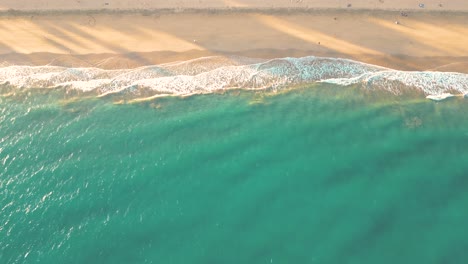 Paisaje-Marino-De-Verano-Hermosas-Olas,-Agua-De-Mar-Azul-En-Un-Día-Soleado