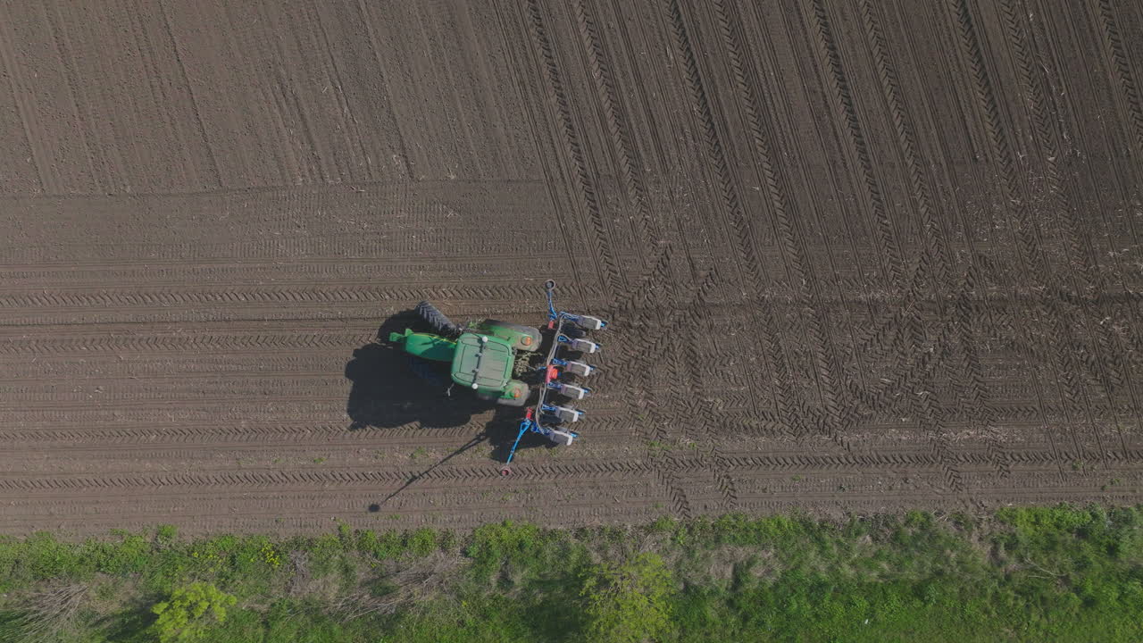Trattore che semina in un campo