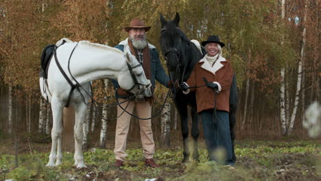 Paar-Posiert-Mit-Pferd-Im-Freien