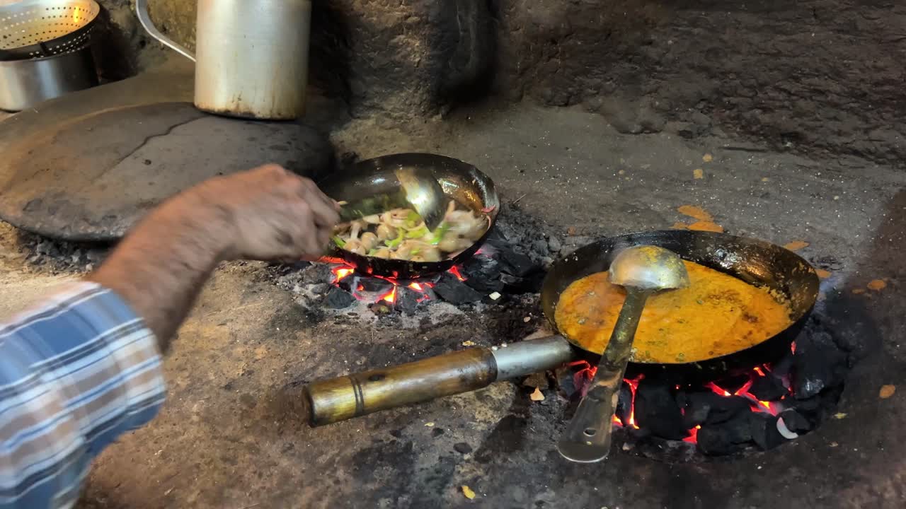 el hongo de botón de estilo punjabi tradicional que se prepara en un restaurante punjabi en kolkata