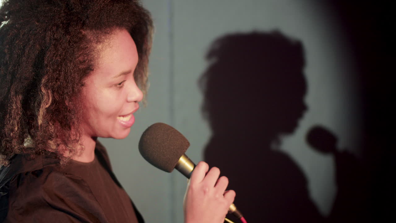 한 여자 의  ⁇  으로 보는 모습