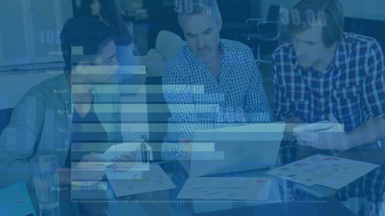 animación del procesamiento de datos estadísticos contra tres hombres diversos discutiendo sobre una computadora portátil en la oficina