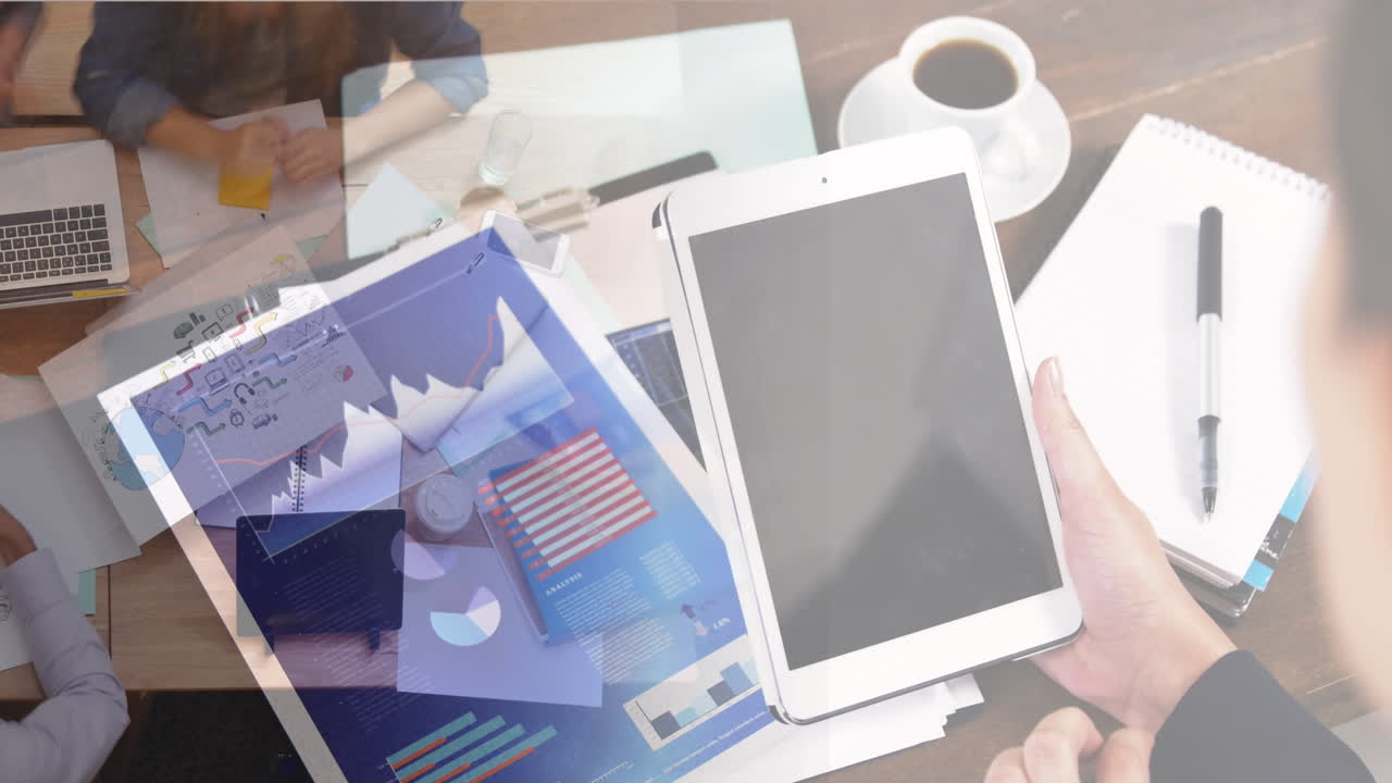 animación de un hombre de negocios caucásico usando una tableta en una oficina ocupada