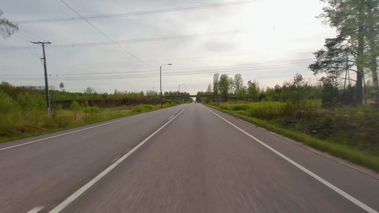 열린  ⁇ , 푸른 나무, 그리고 자동차의 존재는 자연의 아름다움과 인간의 활동을 함께 축하하는 조화로운 장면을 만 ⁇ 니다.