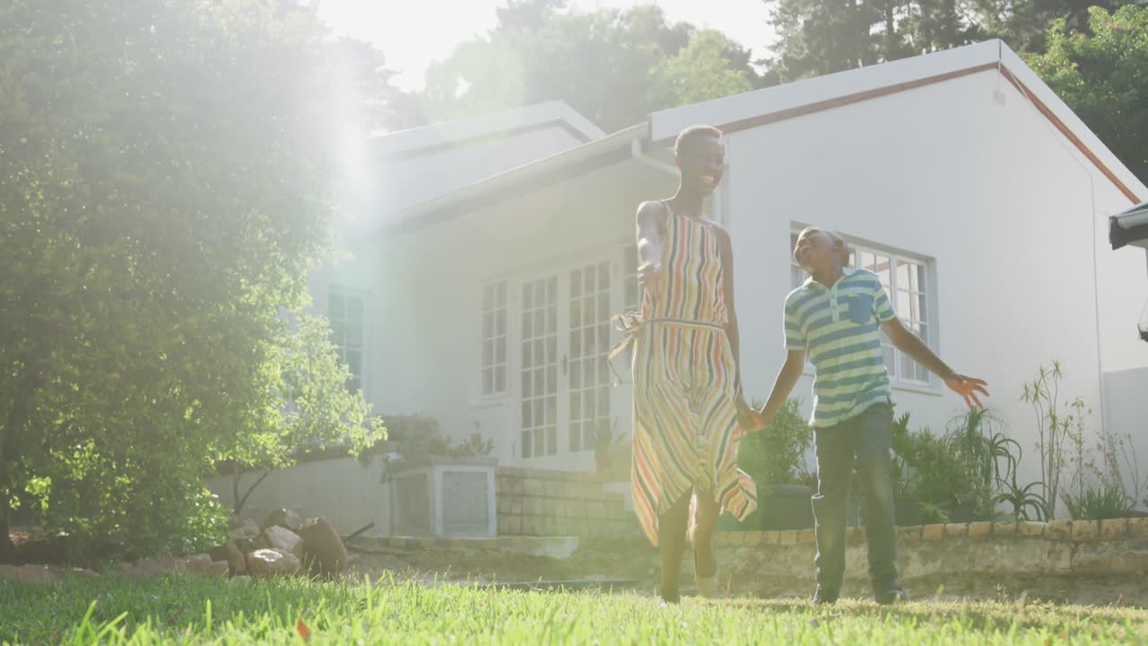 엄마와 아들이 함께 즐기고 있습니다.