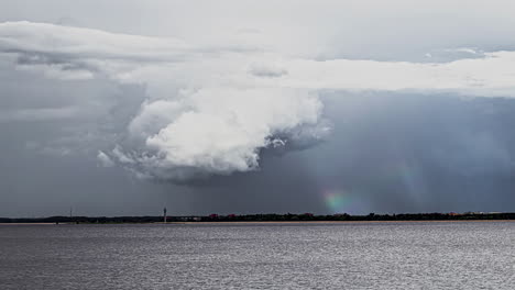 Imágenes-De-Lapso-De-Tiempo-De-Densas-Nubes-Sobre-Seanad-Arco-Iris-En-Segundo-Plano