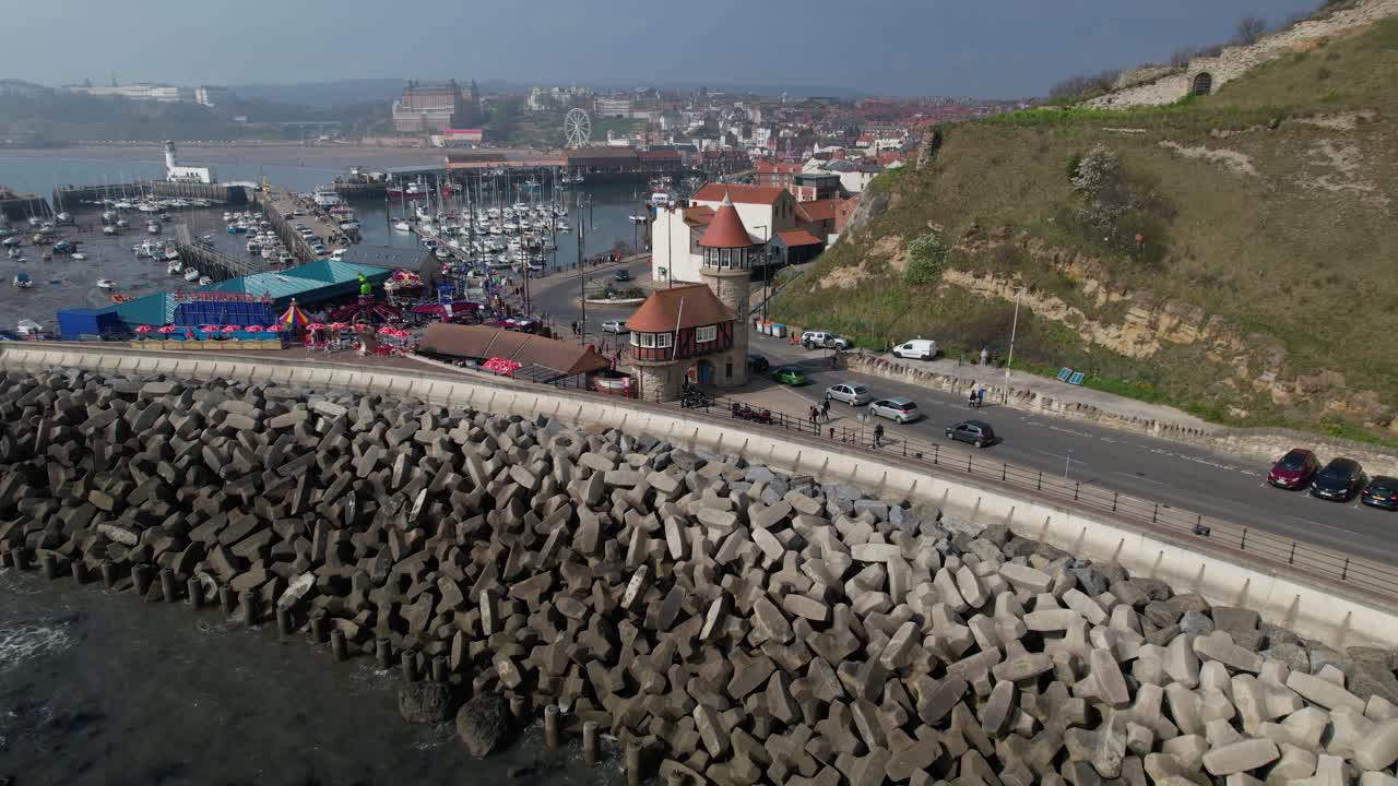 Tetrapodi a protezione della Scarborough Marine Drive con l'angolo del bagno dei piccioni nel Regno Unito