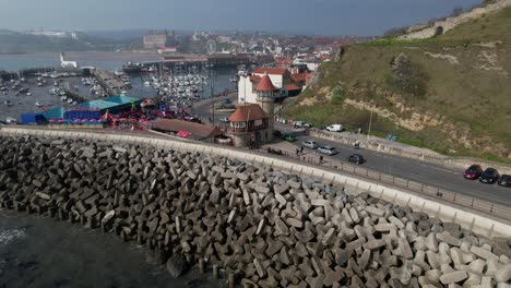 tetrápodos que protegen scarborough marine drive con un rincón de baño para palomas en el reino unido