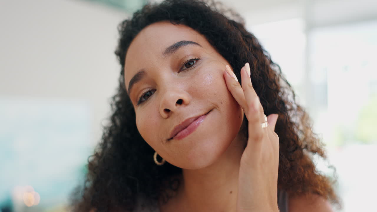 Mulher a aplicar cuidados com a pele