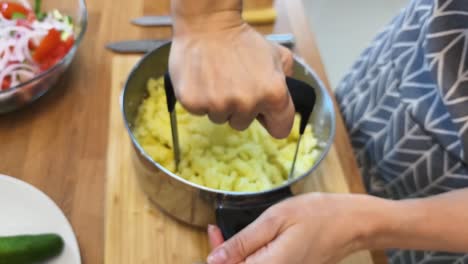 making mashed potatoes