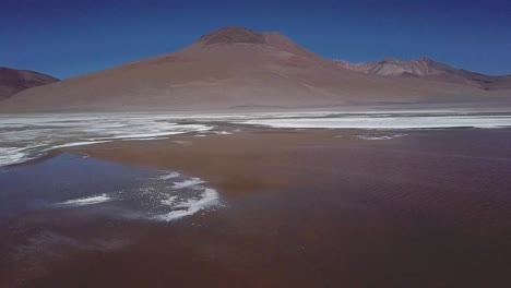 Flotando-Sobre-Las-Extensas-Salinas-De-Bolivia,-La-Perspectiva-Aérea-Captura-Una-Escena-Fascinante