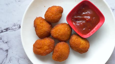 primer plano de una bola de carne de queso de pollo en un plato