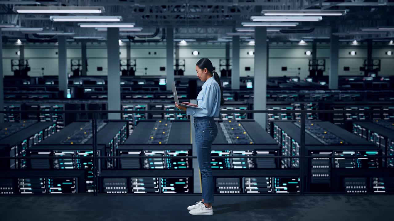 mujer que trabaja en un centro de datos