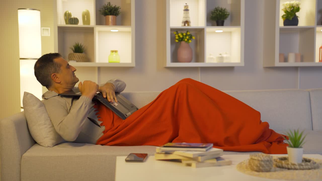 즐거움으로 노트북을 안아주는 남자