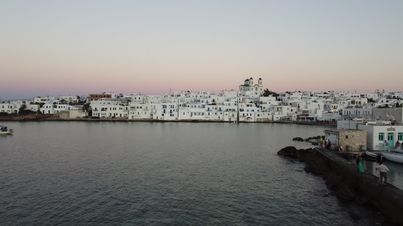 paros, naoussa, costa de grecia y casas blancas tradicionales durante la puesta de sol, vista aérea