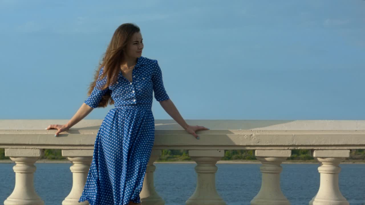 una mujer joven conoce a un hombre en el paseo marítimo.